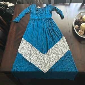 Two hearts, three-quarter length sleeve dress with lace detail